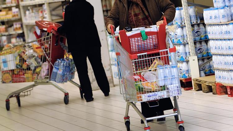 Une cliente d'un supermarché en France [Philippe Huguen / AFP/Archives]