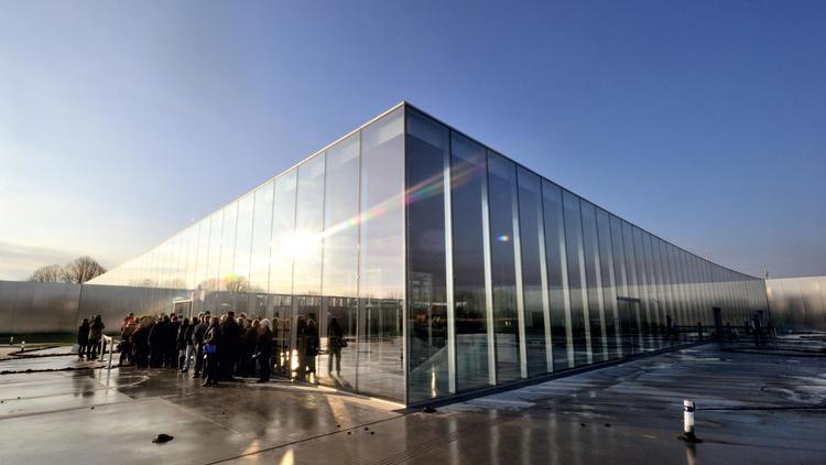 La file d'attente devant le nouveau musée Louvre-Lens, le 8 décembre 2012 [Philippe Huguen / AFP/Archives]