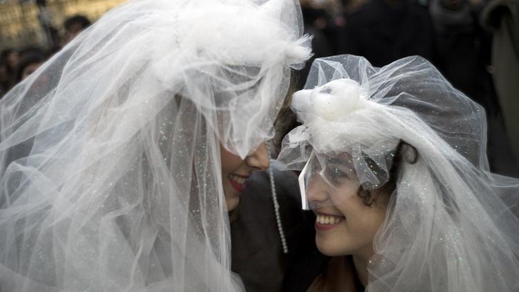 Deux femmes portant un voile de mariée manifestent à Paris en faveur du mariage homosexuel, le 16 décembre 2012