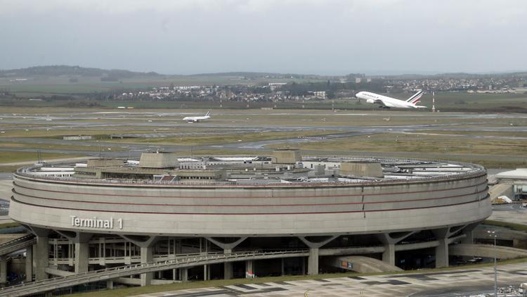 Un avion décolle de l'aéroport de Roissy-Charles de Gaulle, près de Paris, en décembre 2012 [Pierre Verdy / AFP/Archives]