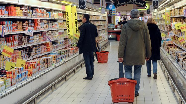 Des personnes dans un supermarché [Fred Tanneau / AFP/Archives]