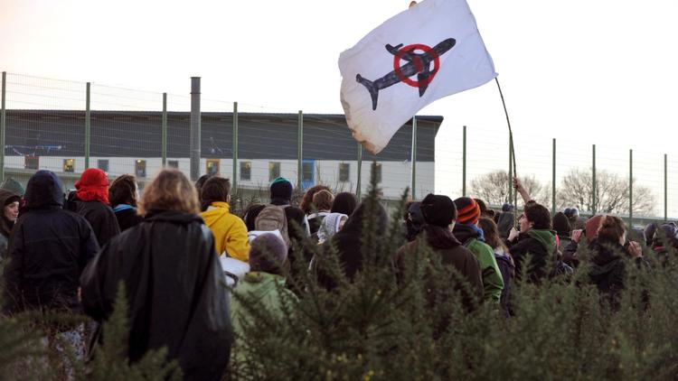 Des opposants au projet d'aéroport à Notre-Dame-des-Landes, près de Nantes, manifestent le 29 décembre 2012 [Frank Perry / AFP]