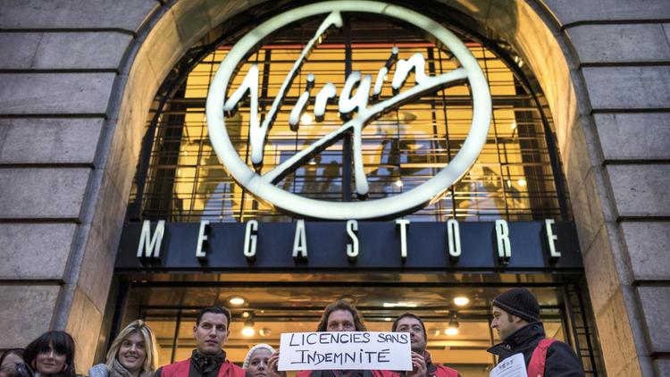 Des employés devant le Virgin Megastore en janvier 2013 à Lyon [Jeff Pachoud / AFP/Archives]
