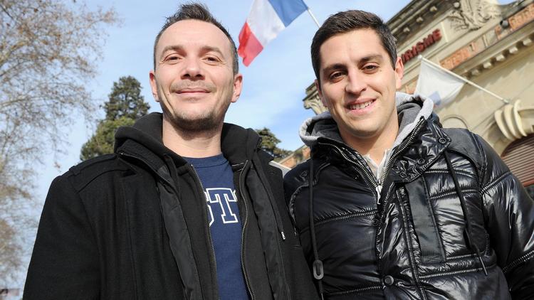 Vincent Autin (g) et son compagnon Bruno posent à Montpellier, le 12 janvier 2013 [Pascal Guyot / AFP/Archives]