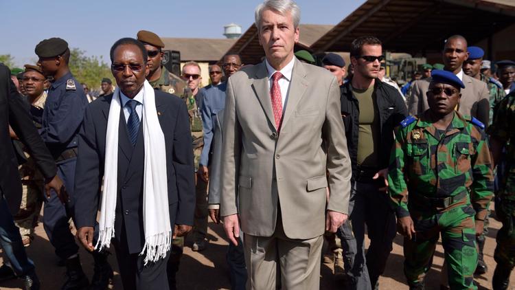 Le président malien et l'ambassadeur Dioncounda Traore le 16 janvier 2013 à Bamako [Eric Feferberg / AFP/Archives]