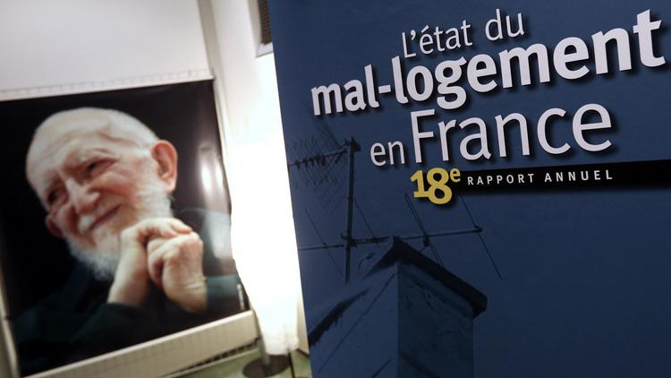 Affiche du rapport sur le mal-logement en France au siège de la Fondation Abbé Pierre à Paris, le 23 janvier 2013