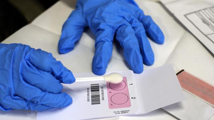 Un agent de la police scientifique réalise un test ADN lors d'un exercice en région parisienne [Thomas Samson / AFP/Archives]