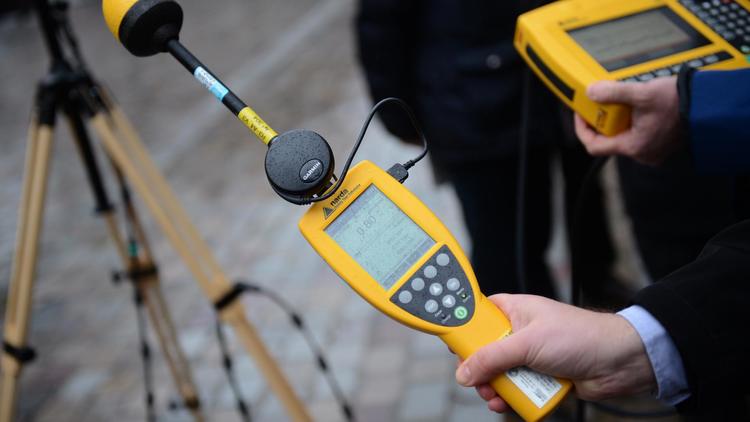 Un technicien mesure les ondes électromagnétiques près d'une antenne-relais à Paris, le 30 janvier 2013 [Martin Bureau / AFP]