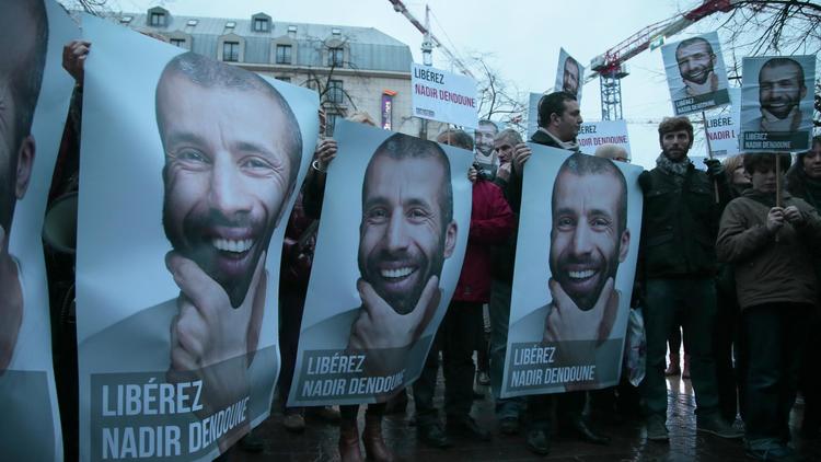 Des personnes manifestent pour la libération du journaliste Nadir Dendoune, détenu en Irak, à Paris le 1er février 2013 [Jacques Demarthon / AFP]