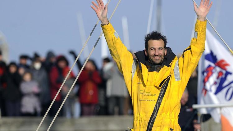 Le skipper franco-italien Alessandro Di Benedetto (Team Plastique), à son arrivée le 22 février 2013 aux Sables d'Olonne, à la 11e et dernière place du Vendée Globe. [Jean-Sebastien Evrard / AFP]