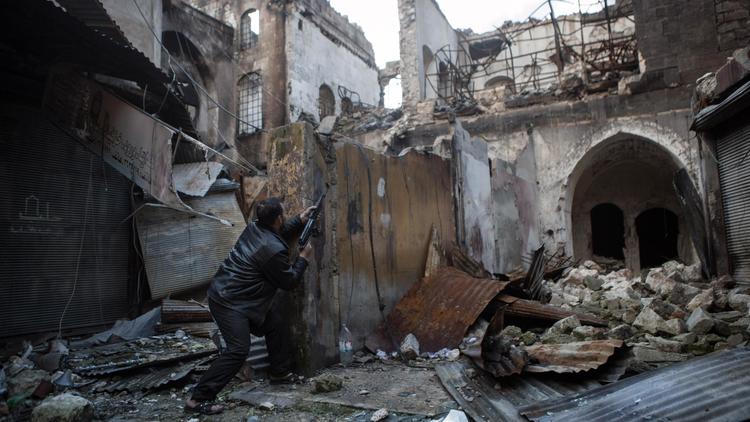 Photo prise pour l'AFP par le reporter-photographe Olivier Voisin le 7 janvier 2012, montrant un rebelle syrien combattant dans les rues d'Alep [Olivier Voisin / AFP/Archives]