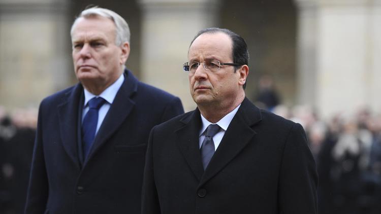 Le président François Hollande (d) et le Premier ministre Jean-Marc Ayrault le 7 mars 2013 à Paris [Zacharie Scheurer / Pool/AFP/Archives]