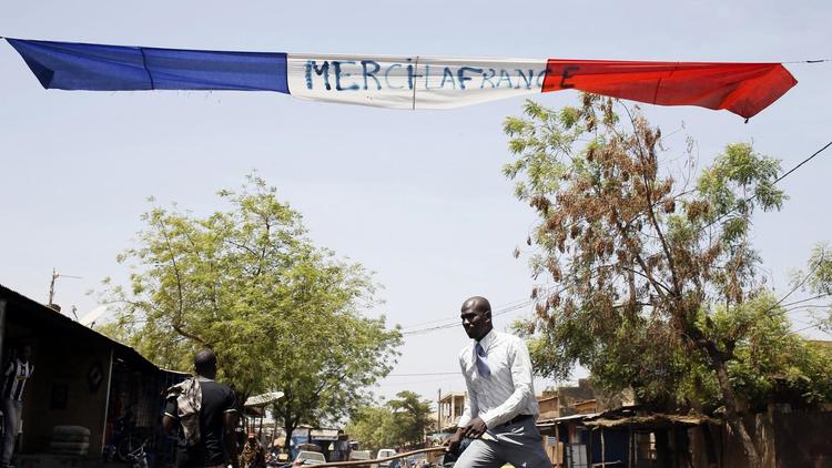 Drapeau français avec un texte remerciant la France, le 12 mars 2013 dans une rue de Bamako [Kenzo Tribouillard / AFP/Archives]