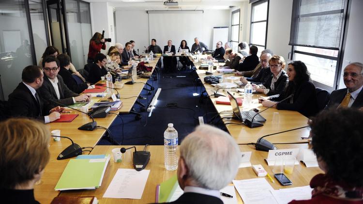 Des membres du patronat et de cinq syndicats lors d'une séance de négociations sur les retraites complémentaires, le 13 mars 2013 à Paris [Lionel Bonaventure / AFP]