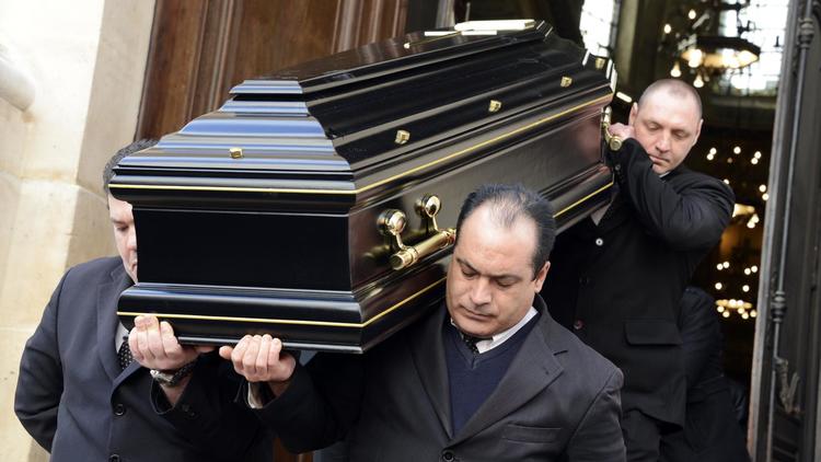 Des personnes portent le cercueil de Daniel Darc, le 13 mars 2013 à Paris lors des funérailles du chanteur décédé le 28 février 2013 [Bertrand Guay / AFP]