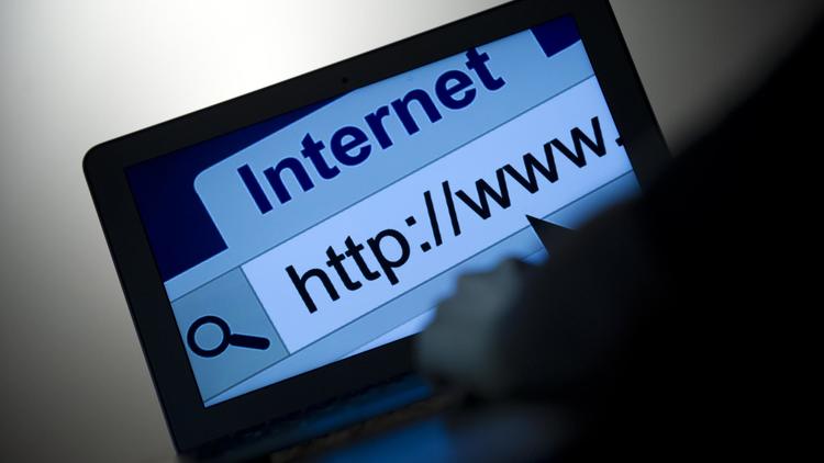 Une personne se connecte à internet [Lionel Bonaventure / AFP/Archives]