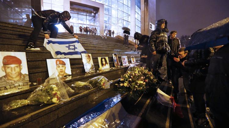 Un hommage rendu aux victimes de Mohamed Merah, le 19 mars 2013 devant l'Opéra-Bastille à Paris [Pierre Verdy / AFP/Archives]