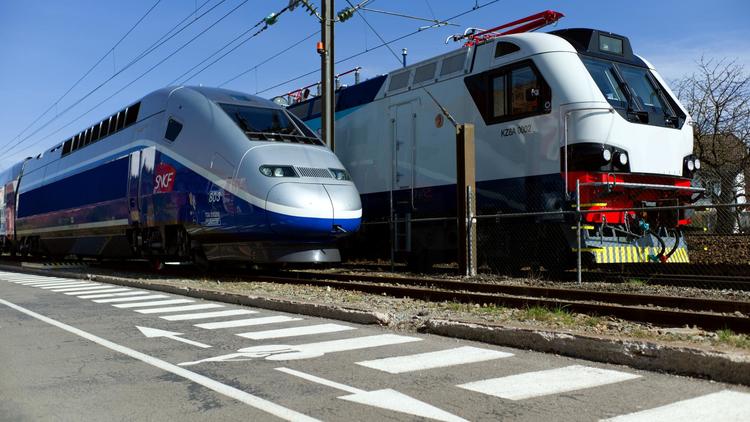 Un TGV et un train classique à Belfort le 22 mars 2013 [Sebastien Bozon / AFP/Archives]