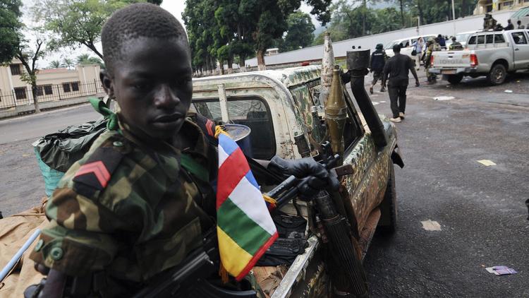 Un enfant soldat de la rébellion du Séléka est assis dans un pick-up le 25 mars 2013 à Bangui [Sia Kambou / AFP/Archives]