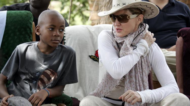 La chanteuse américaine Madonna, et son fils adoptif David Banda, le 2 avril 2013 au Malawi [Amos Gumulira / AFP]