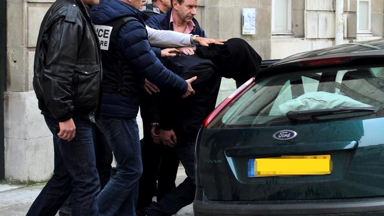 Le principal suspect dans l'enquête sur la mort du jeune Alexandre Junca Mickaël Baehrel (c), le 7 avril 2013 à Pau [Thierry Suire / AFP/Archives]