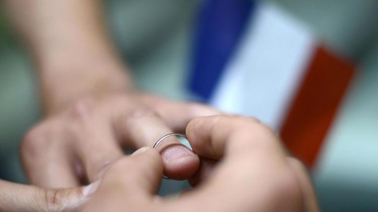 Un homme passe une bague au doigt de son companion, le 18 septembre 2012 à Paris [Kenzo / AFP/Archives]