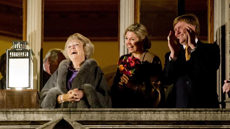 Les futurs roi et reine des Pays-Bas Willem-Alexander et Maxima aux côtés de la reine Beatrix à Utrecht, le 11 avril 2013 [Robin Utrecht / ANP/AFP/Archives]