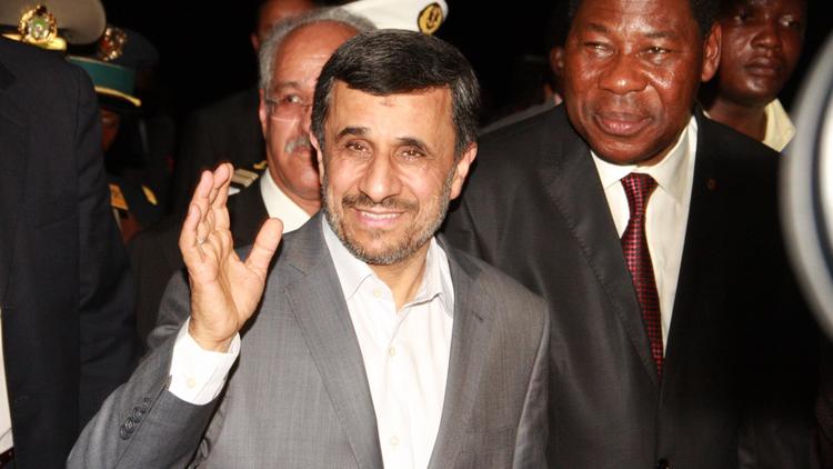Le président iranien Mahmoud Ahmadinejad, le 14 avril 2013 à son arrivée à Cotonou, à côté du président du Bénin, Thomas Boni Yayi [Benjamin Agon / AFP]
