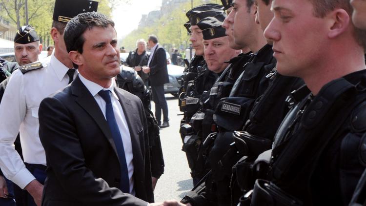 Manuel Valls rencontre les policiers, le 21 avril 2013, juste avant la manifestation anti-mariage homosexuel [Pierre Andrieu / AFP/Archives]
