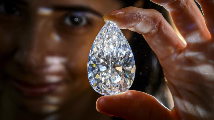 Un diamant à forme de poire de 4,1 cm de long sur 2,5 cm de large [Fabrice Coffrini / AFP]