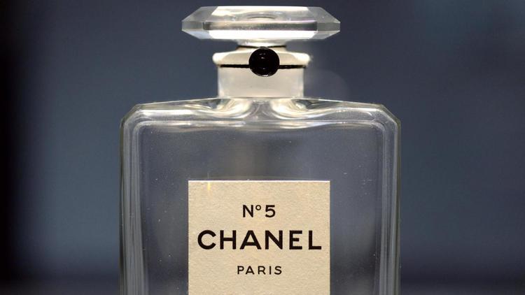 Un flacon du parfum Chanel n°5, créé en 1921, est présenté à l'exposition  "N°5 culture Chanel" au Palais de Tokyo, le 3 mai 2013 [Eric Feferberg / AFP/Archives]