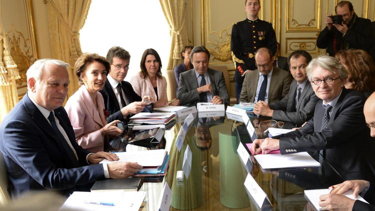 Jean-Marc Ayrault (G) et le secrétaire général de Force ouvrière, Jean-Claude Mailly (D) lors d'un eréunion à Matignon, le 13 mai 2013 à Paris