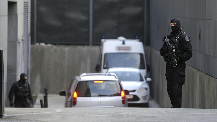 Une voiture de police transportant Tony Meilhon arrive aux assises à Nantes, sous protection policière, le 22 mai 2013 [Jean-Sebastien Evrard / AFP]