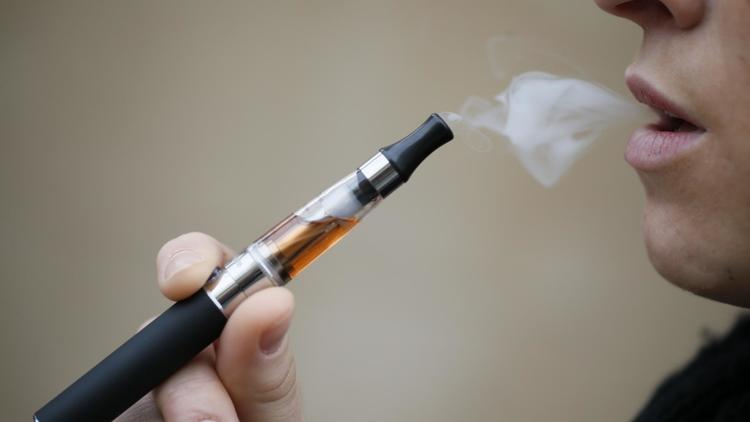 Une personne utilise une cigarette électronique [Kenzo Tribouillard / AFP/Archives]