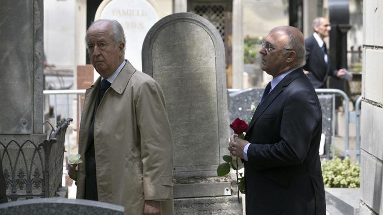 Edouard Balladur (g) et Michel Sapin assistent aux funérailles de Guy Carcassonne, le 3 juin 2013 à Paris [Joel Saget / AFP]