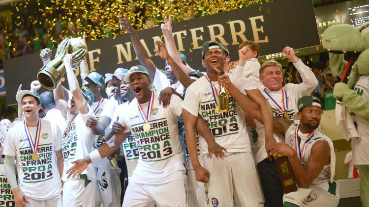 Les joueurs de Nanterre célèbrent leur titre de champion de France de ProA, dans la salle Pierre de Coubertin, à Paris, le 8 juin 2013 [Fred Dufour / AFP/Archives]