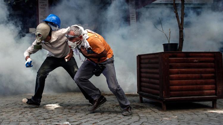 Des manifestants fuient les gaz lacrymogènes tirés par la police sur la place Taksim à Istanbul, le 11 juin 2013 [Angelos Tzortzinis / AFP]