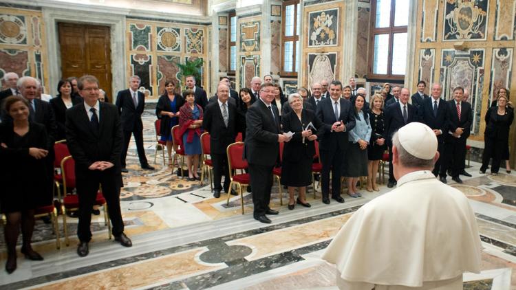 Photo transmise par l'Osservatore Romano du pape François recevant une délégation de parlementaires français, le 15 juin 2013 [- / Osservatore Romano/AFP]