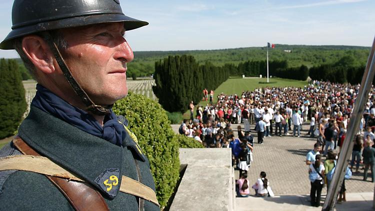 Un homme habillé en soldat de la guerre de 1914-18 lors d'une commémoration de la bataille de Verdun à l'ossuaire de  Douaumont, le 9 juin 2006 [Jean-Christophe Verhaegen / AFP/Archives]