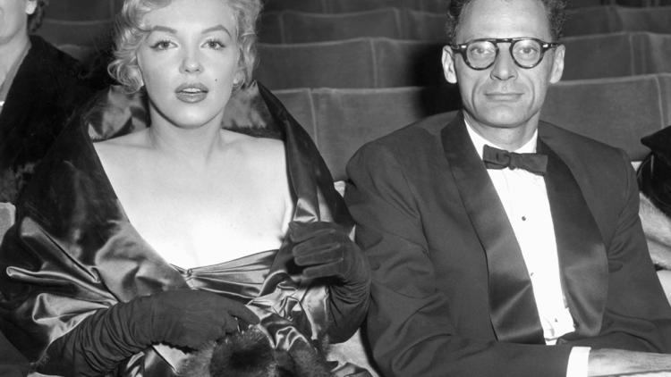 Marilyn Monroe et son mari Arthur Miller au théâtre à Londres le 11 octobre 1956 [ / AFP/Archives]