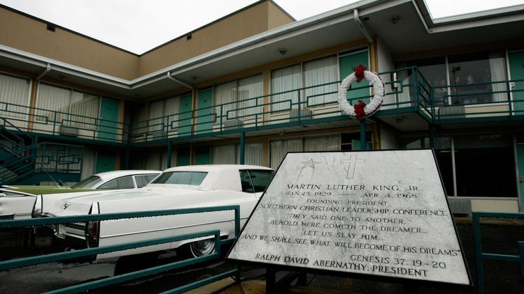 Une couronne marque l'emplacement où Martin Luther King a été abattu, au deuxième étage du Lorraine Motel à Memphis dans le Tennesse [Win Mcnamee / Getty Images/AFP/Archives]