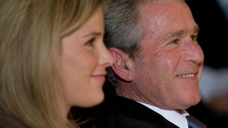 George W. Bush (d) et sa fille Jenna le 26 septembre 2008 à Washington [Saul Loeb / AFP/Archives]