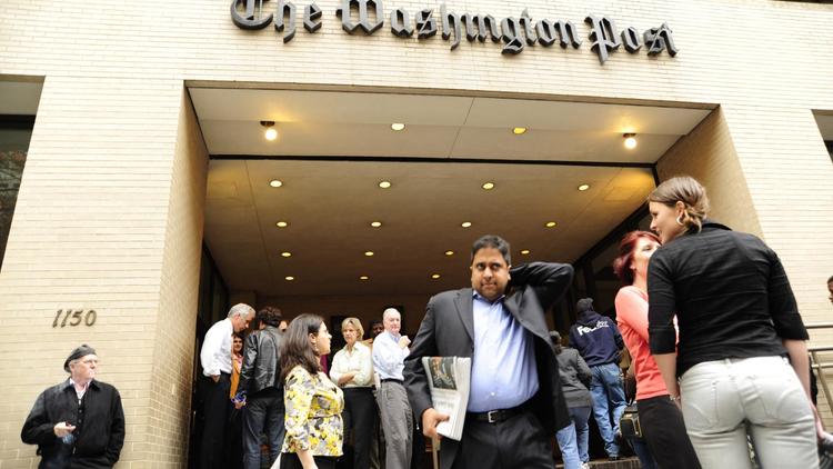 Des lecteurs devant le siège du Washington Post dans la capitale américaine le 5 novembre 2008 [Karen Bleier / AFP/Archives]