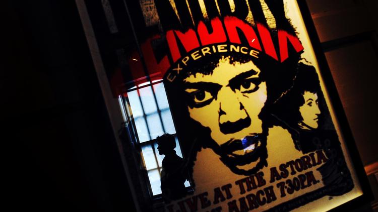 Une affiche de concert de Jimi Hendrix exposée à Londres en août 2010 [Adrian Dennis / AFP/Archives]