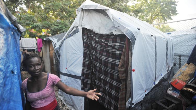 Une femme vivant dans une tente après le passage de l'ouragan Sandy à Port-au-prince, le 27 octobre 2012 [Thony Belizaire / AFP/Archives]