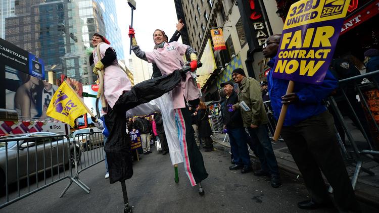 Femmes de ménage et portiers des célèbres théâtres de Broadway  manifestent près de Times square, à New York, le 12 décembre 2012 [Emmanuel Dunand / AFP]