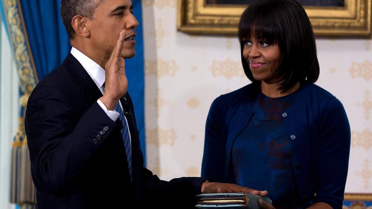 Barack Obama prête serment en présence de sa femme Michelle le 20 janvier 2013 lors d'une cérémonie intime à la Maison Blanche [Doug Mills / AFP]