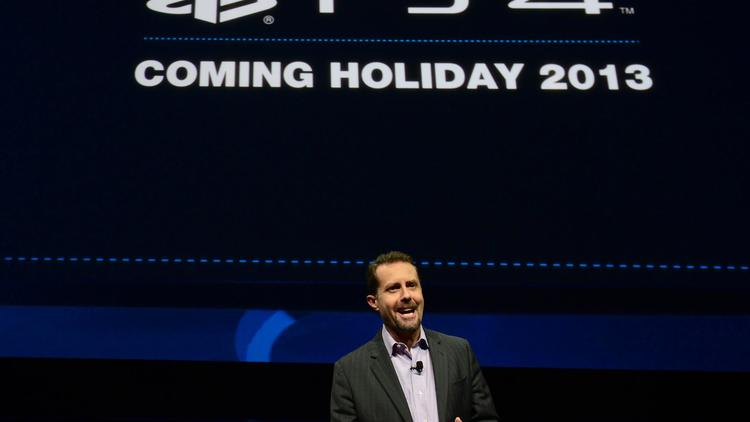 Andrew House, directeur général de Sony Computer Entertainment, présente la PlayStation 4 de Sony, le 20 février 2013 à New York