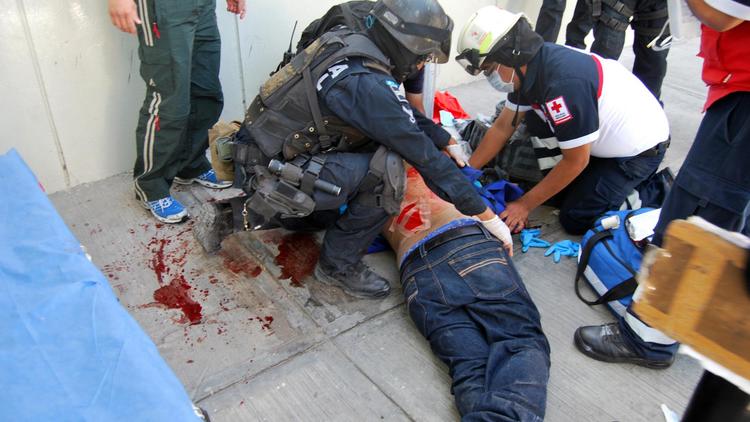 Un homme blessé devant l'entrée d'un journal de Torreon, dans l'Etat mexicain de Coahuila, le 27 février 2013 [- / AFP/Archives]