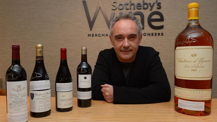 Le chef espagnol Ferran Adria pose le 25 avril 2013 avec des bouteilles de la cave de son ex-restaurant ElBulli, qui sont mises aux enchères le 26 avril 2013 à New York [Emmanuel Dunand / AFP]